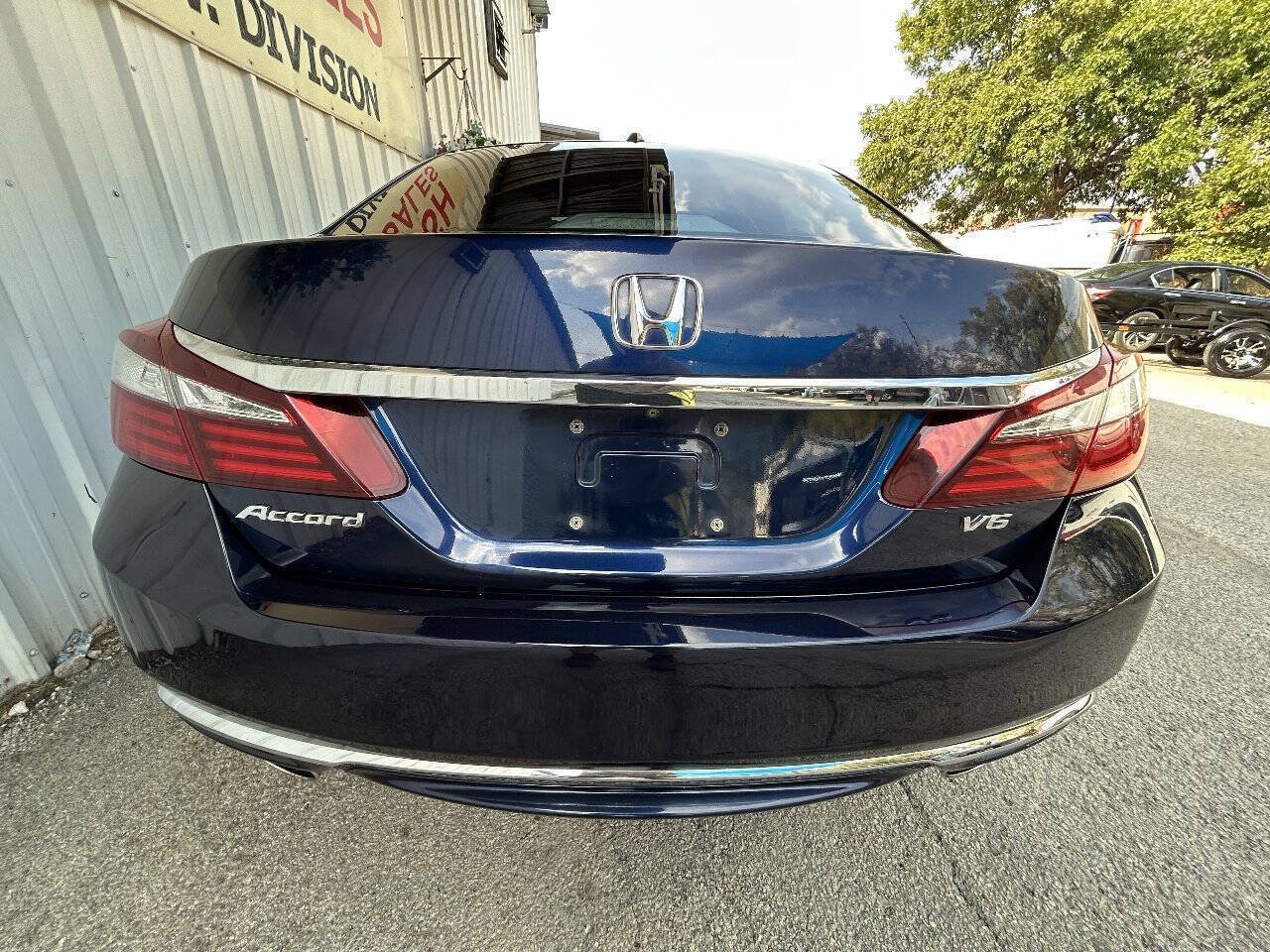 Used 2017 Honda Accord EX-L image 3