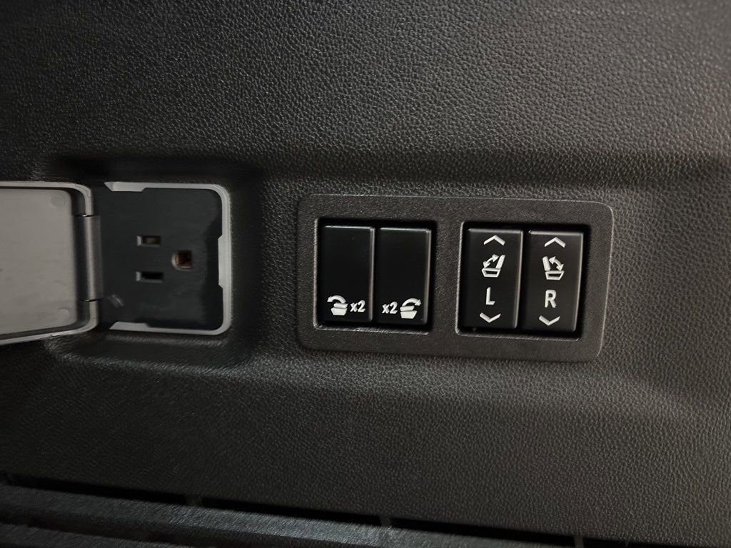 Used 2023 Chevrolet Suburban High Country w/ Advanced Technology Package image 35