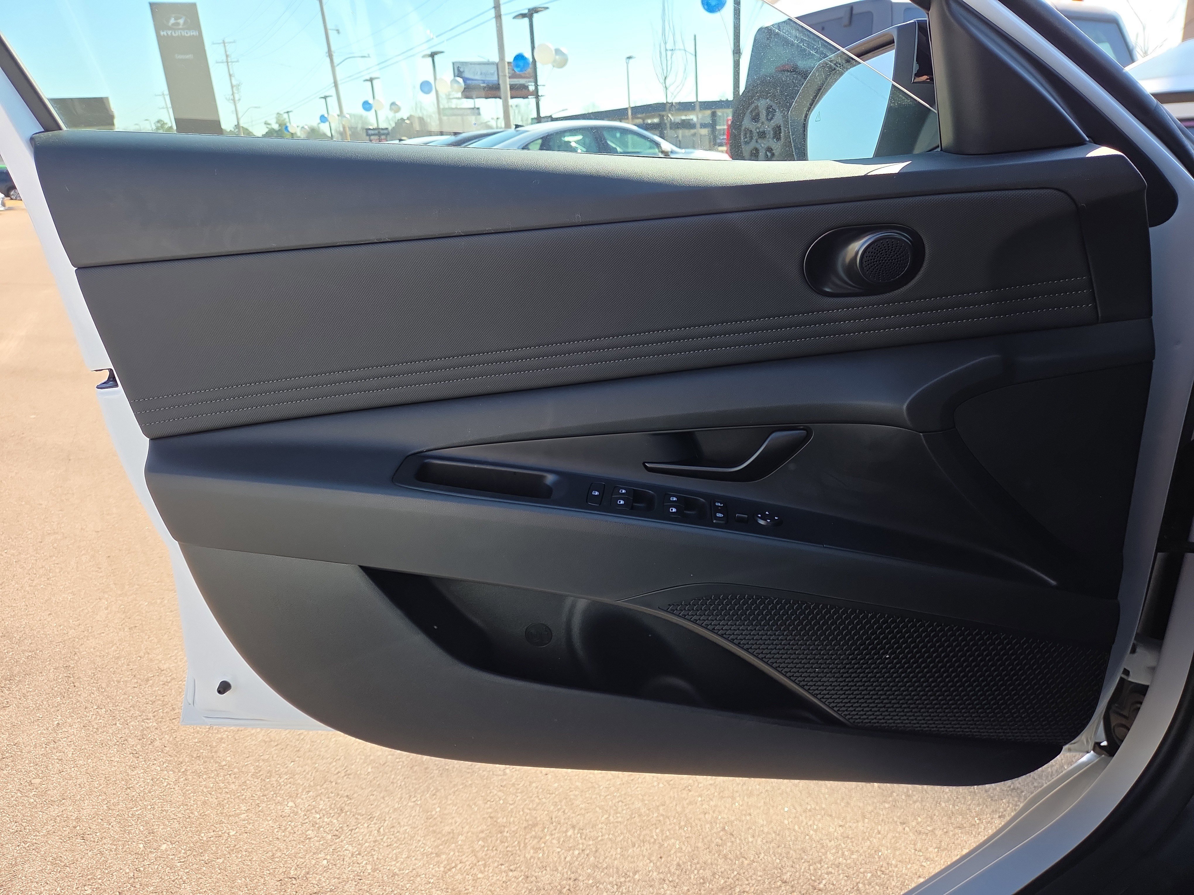 Used 2025 Hyundai Elantra SEL w/ Cargo Package image 10