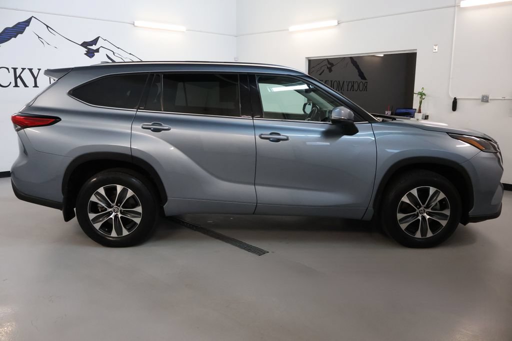 Used 2021 Toyota Highlander XLE AWD/4WD image 8