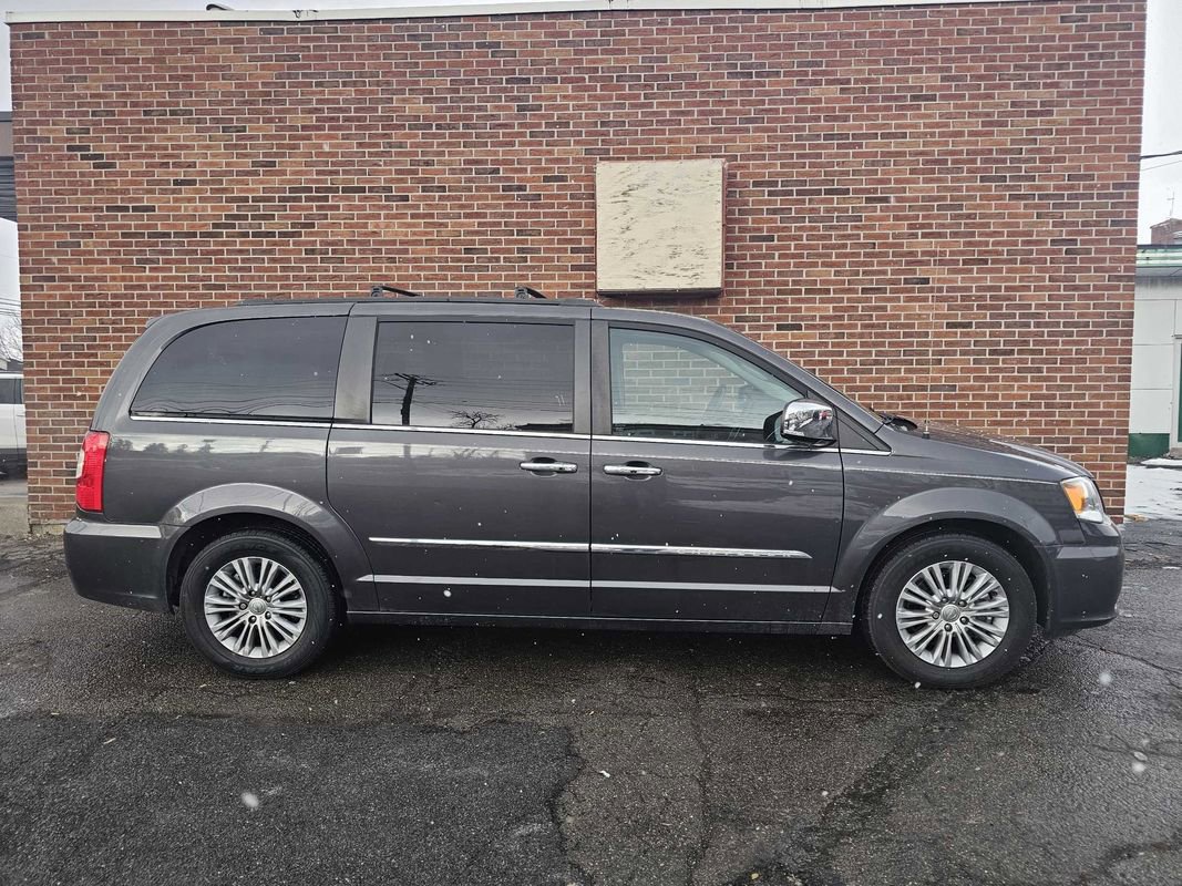 Used 2015 Chrysler Town & Country Touring-L w/ Driver Convenience Group image 22