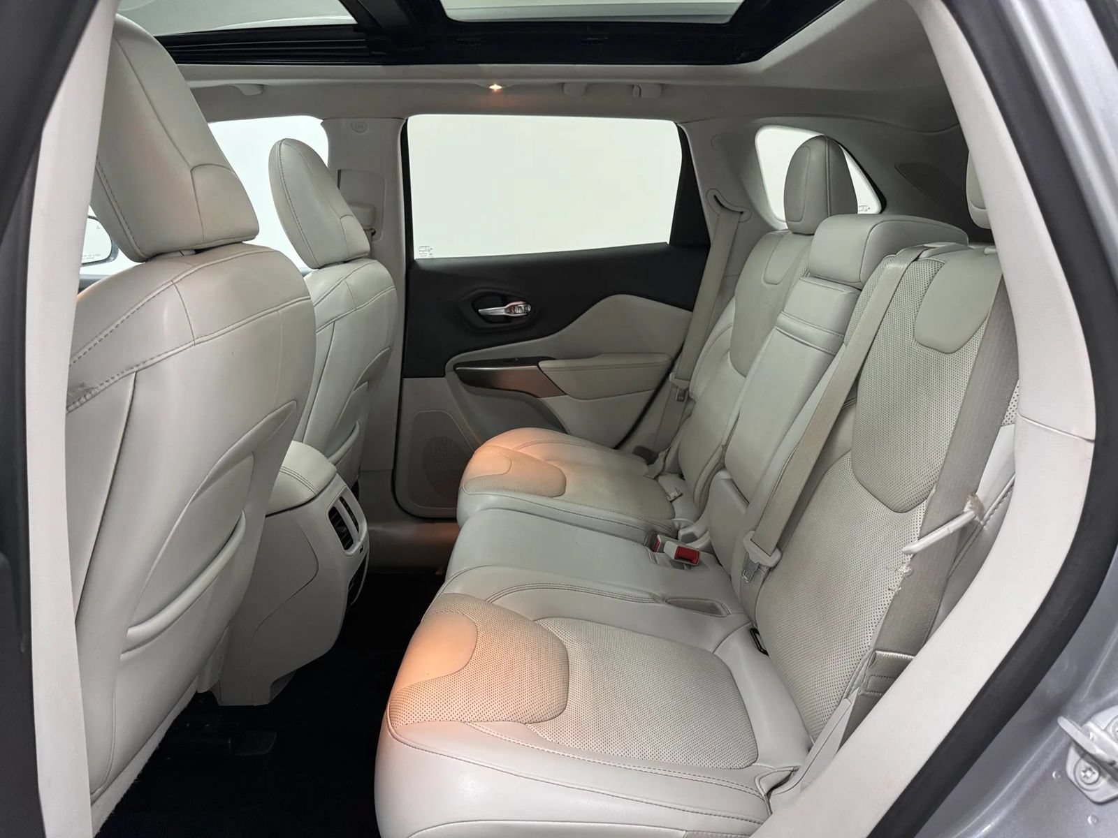 Used 2019 Jeep Cherokee Limited w/ Luxury Group AWD/4WD image 15