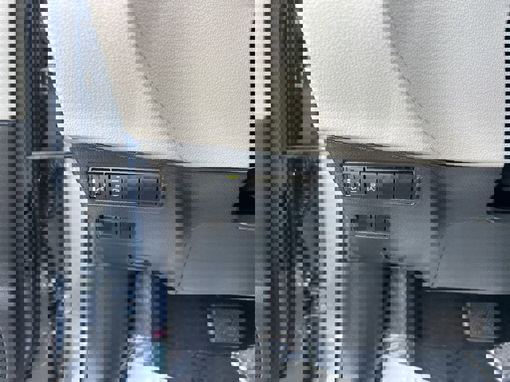 Used 2023 Toyota Corolla Cross L image 6