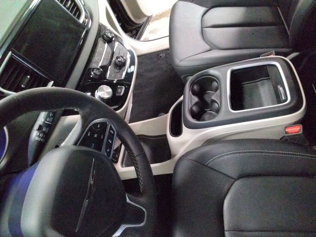 Used 2024 Chrysler Pacifica Touring-L image 23