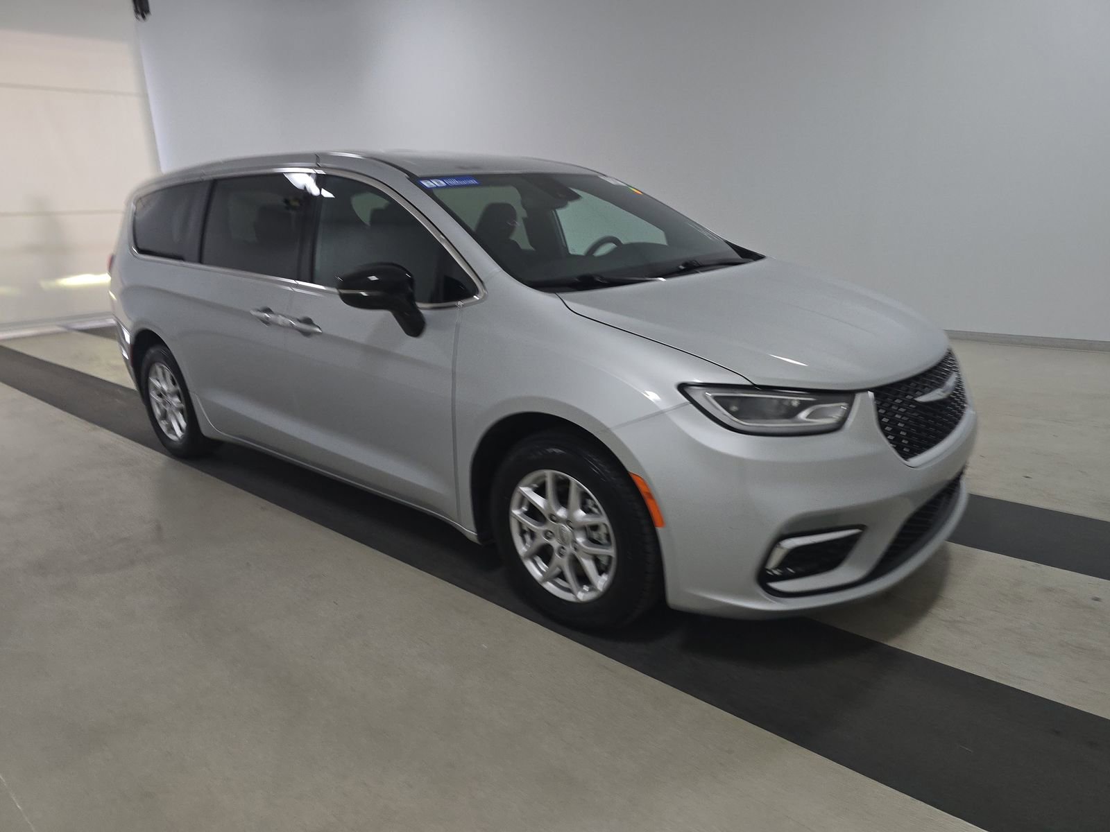 Used 2024 Chrysler Pacifica Touring image 4