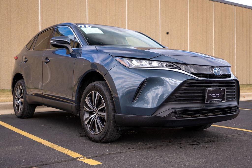 Used 2022 Toyota Venza LE image 2