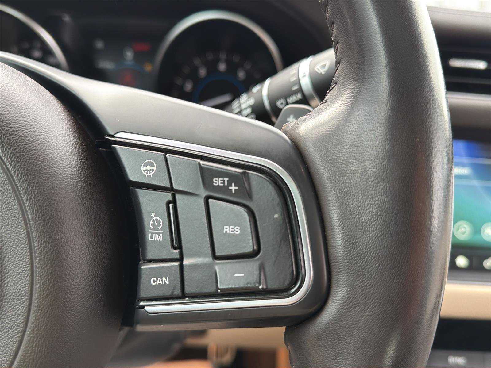 Used 2020 Jaguar XF Premium image 22