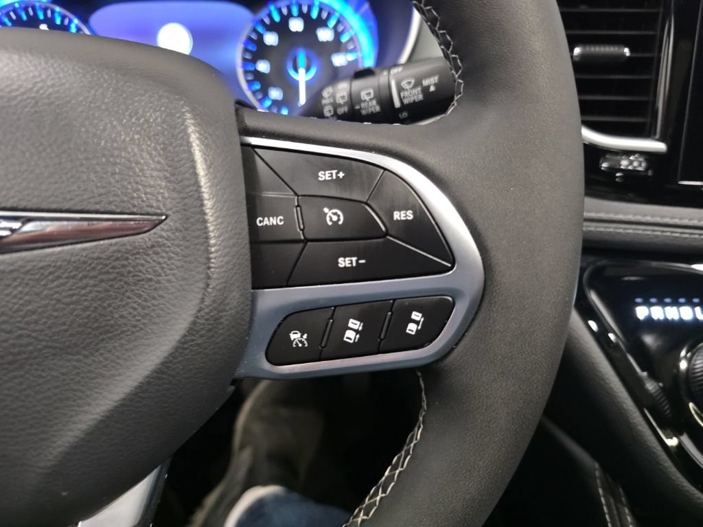 Used 2026 Chrysler Pacifica Limited AWD/4WD image 16