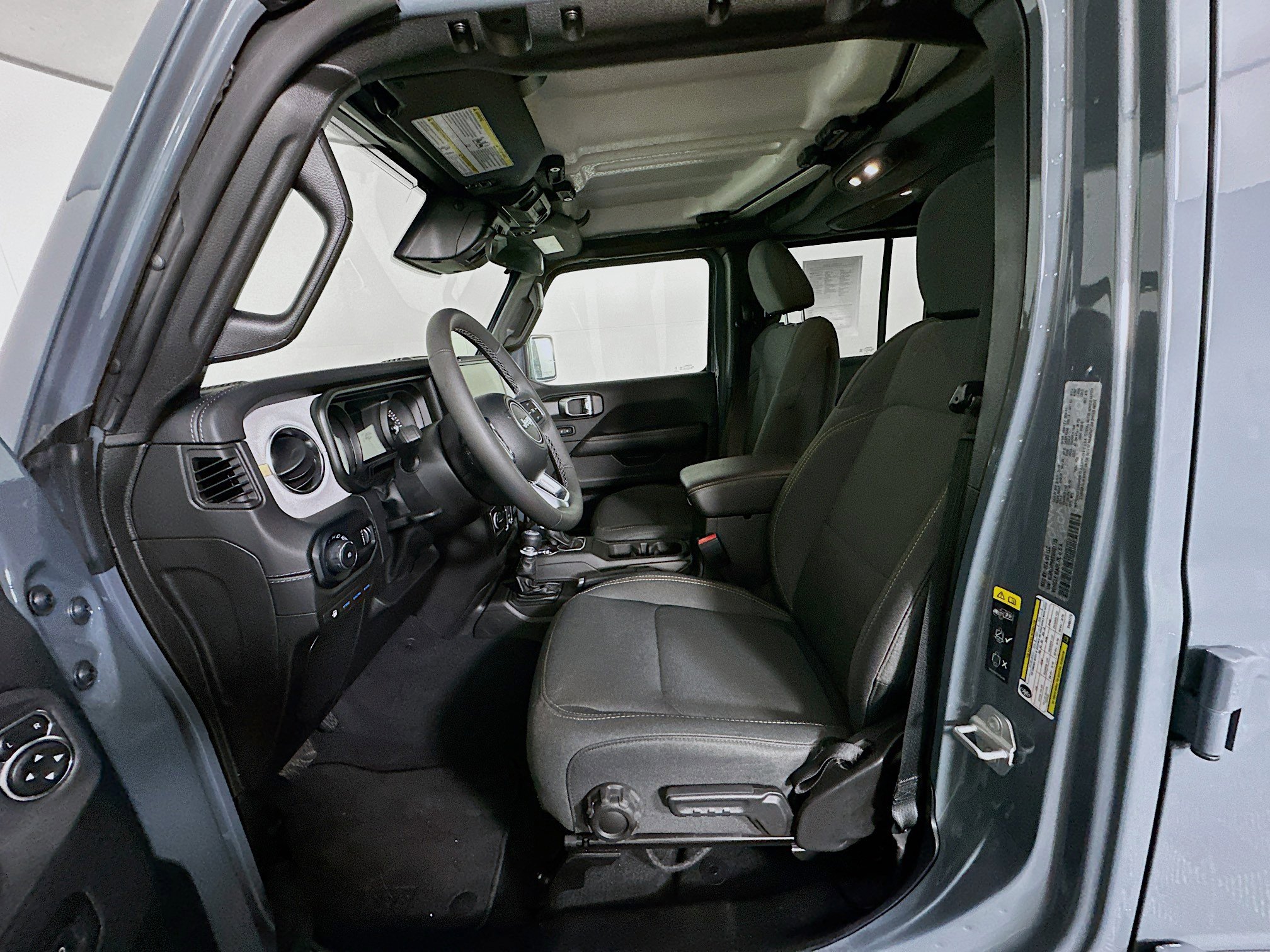 Used 2025 Jeep Wrangler Sahara image 13