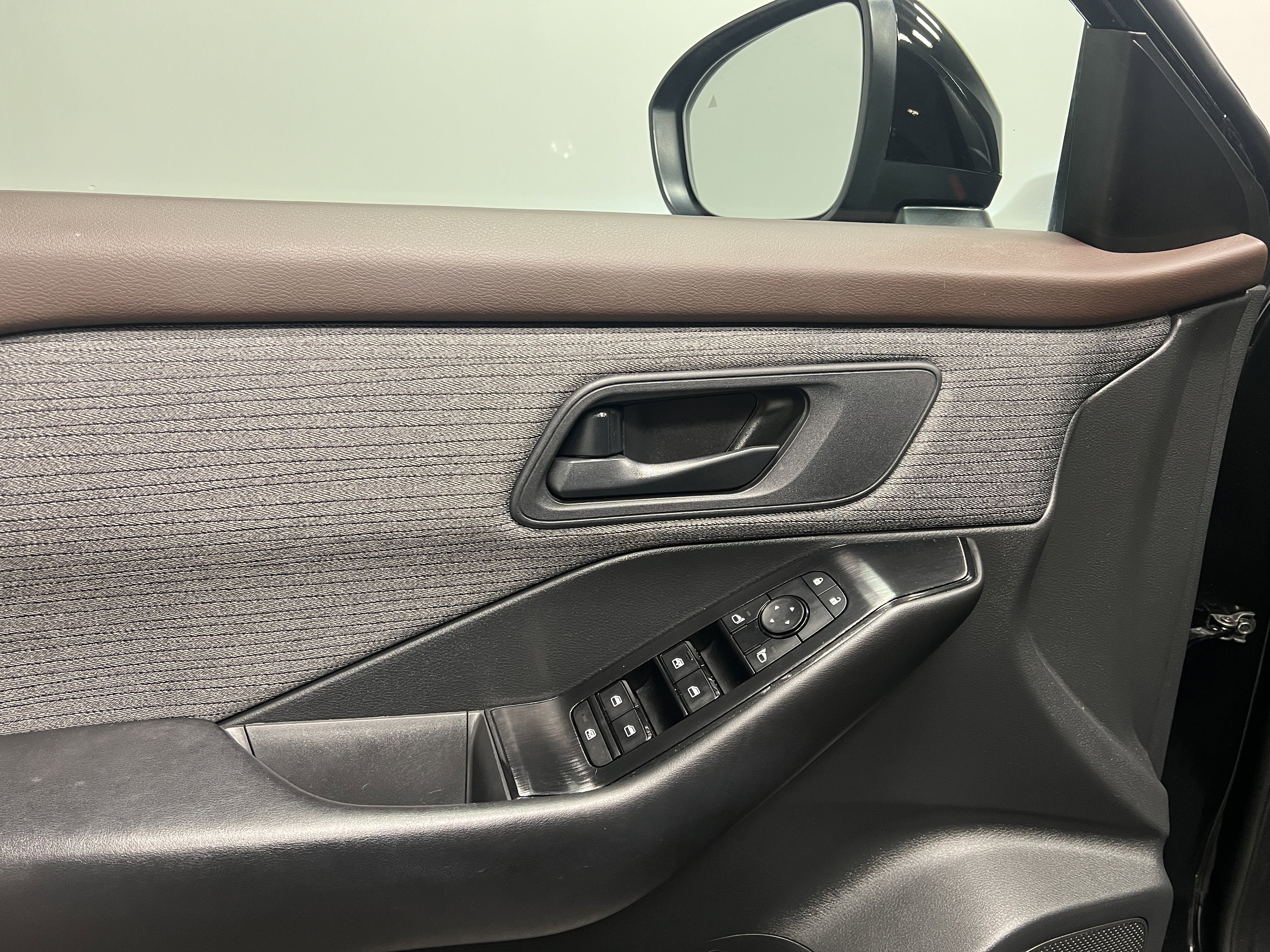 Used 2023 Nissan Rogue S image 17