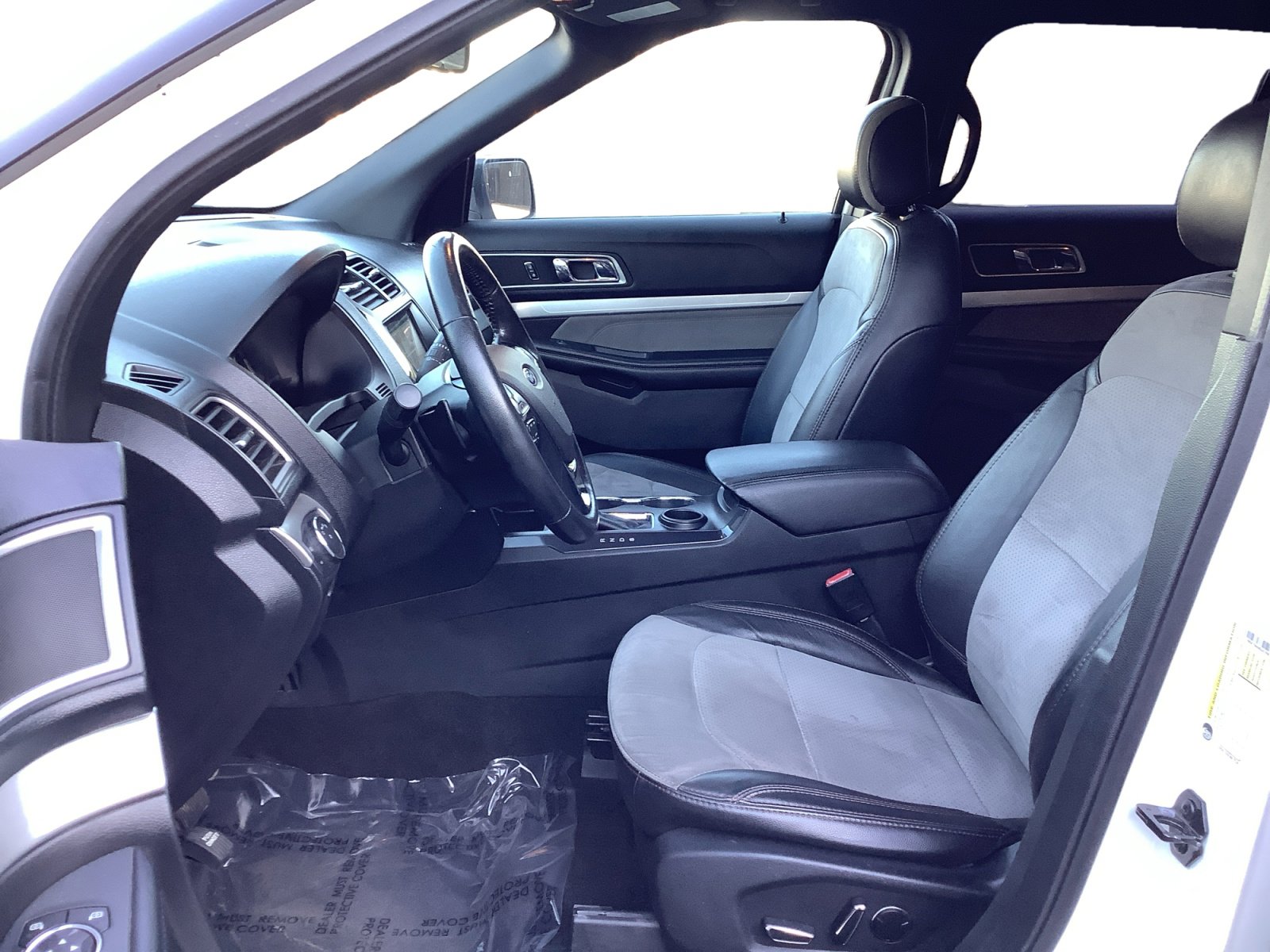 Used 2017 Ford Explorer XLT w/ Equipment Group 202A FWD image 9