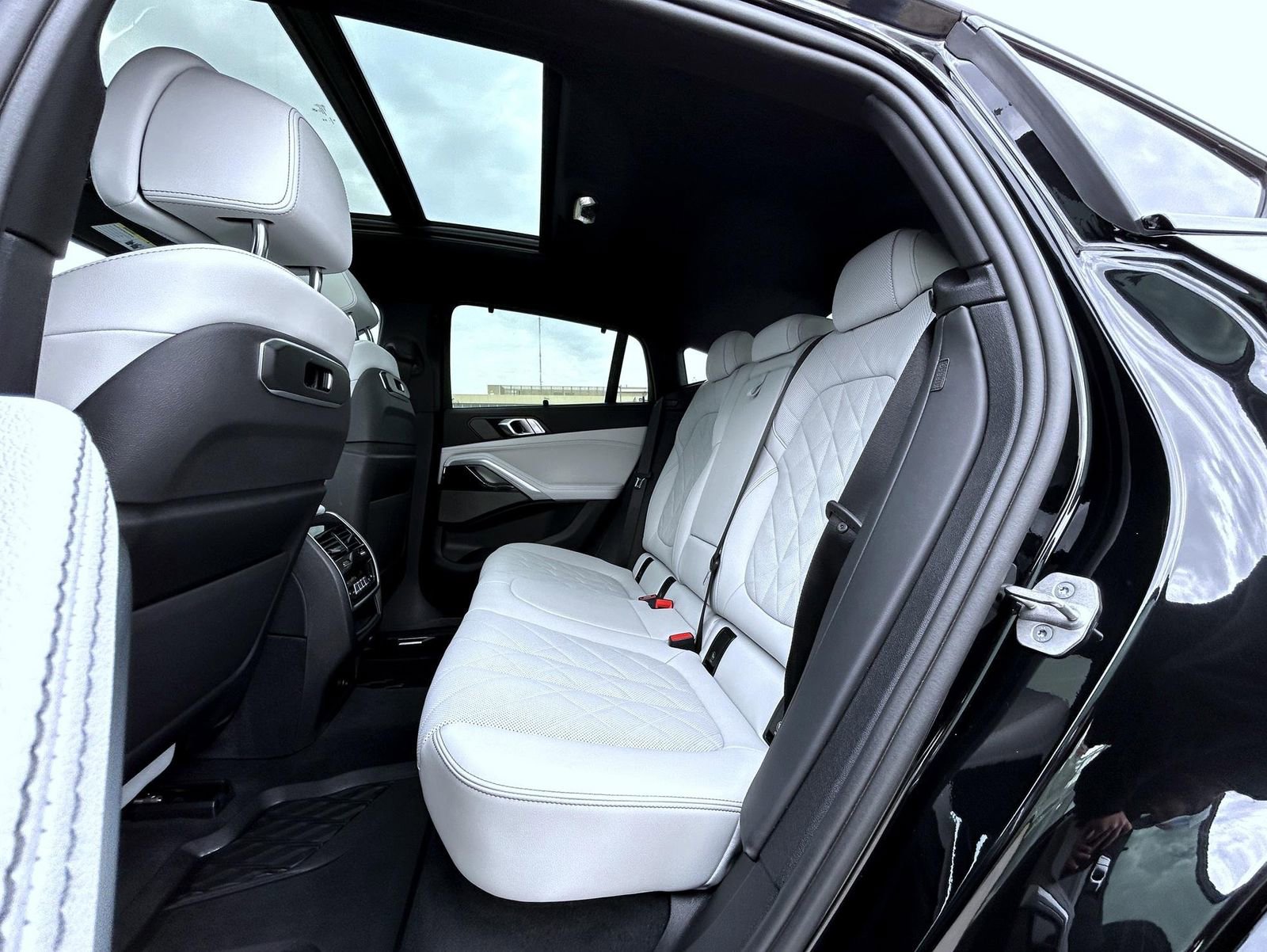 Used 2024 BMW X6 xDrive40i w/ Premium Package image 19