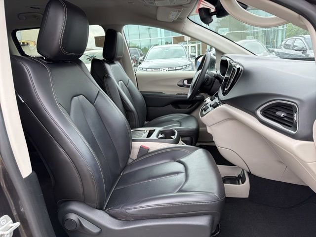 Used 2023 Chrysler Pacifica Touring-L image 32