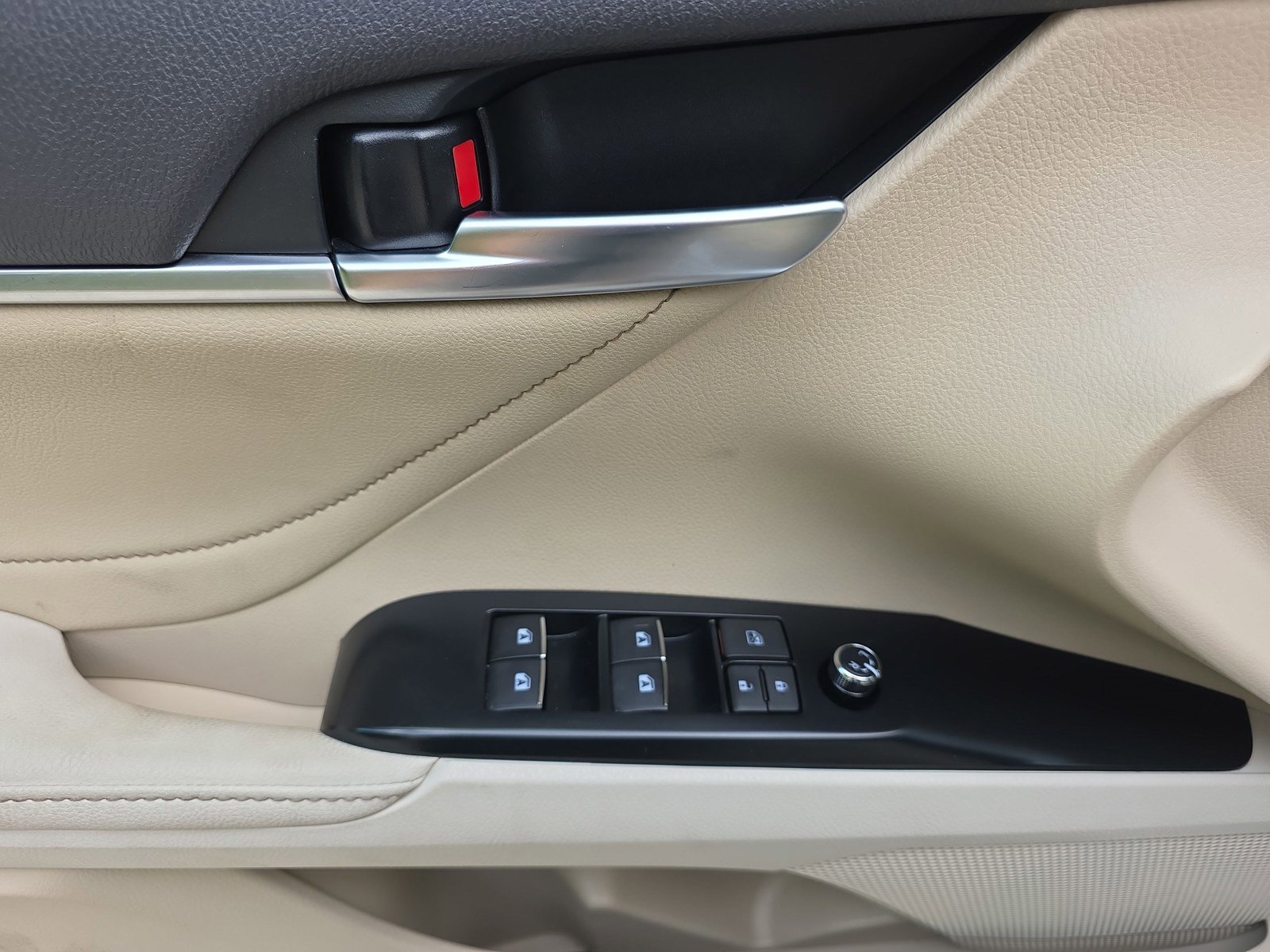 Used 2018 Toyota Camry XLE FWD image 16