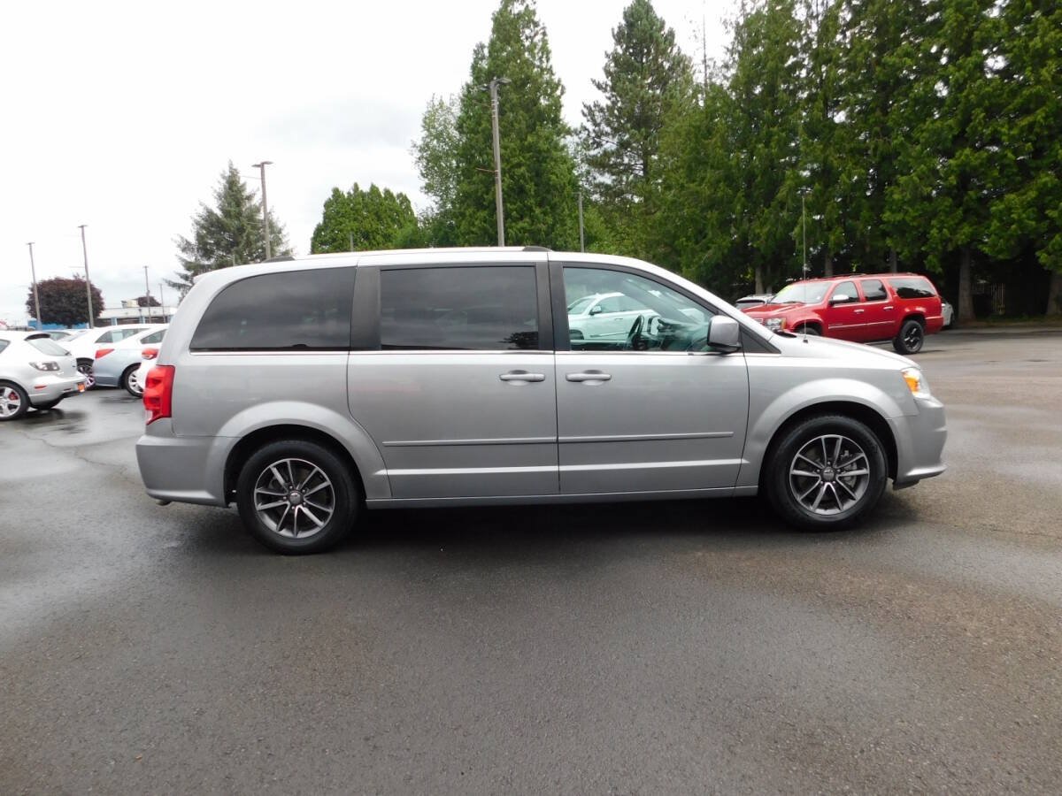 Used 2017 Dodge Grand Caravan SXT FWD image 21