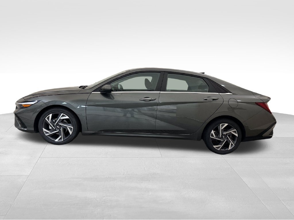 Used 2025 Hyundai Elantra SEL FWD image 2