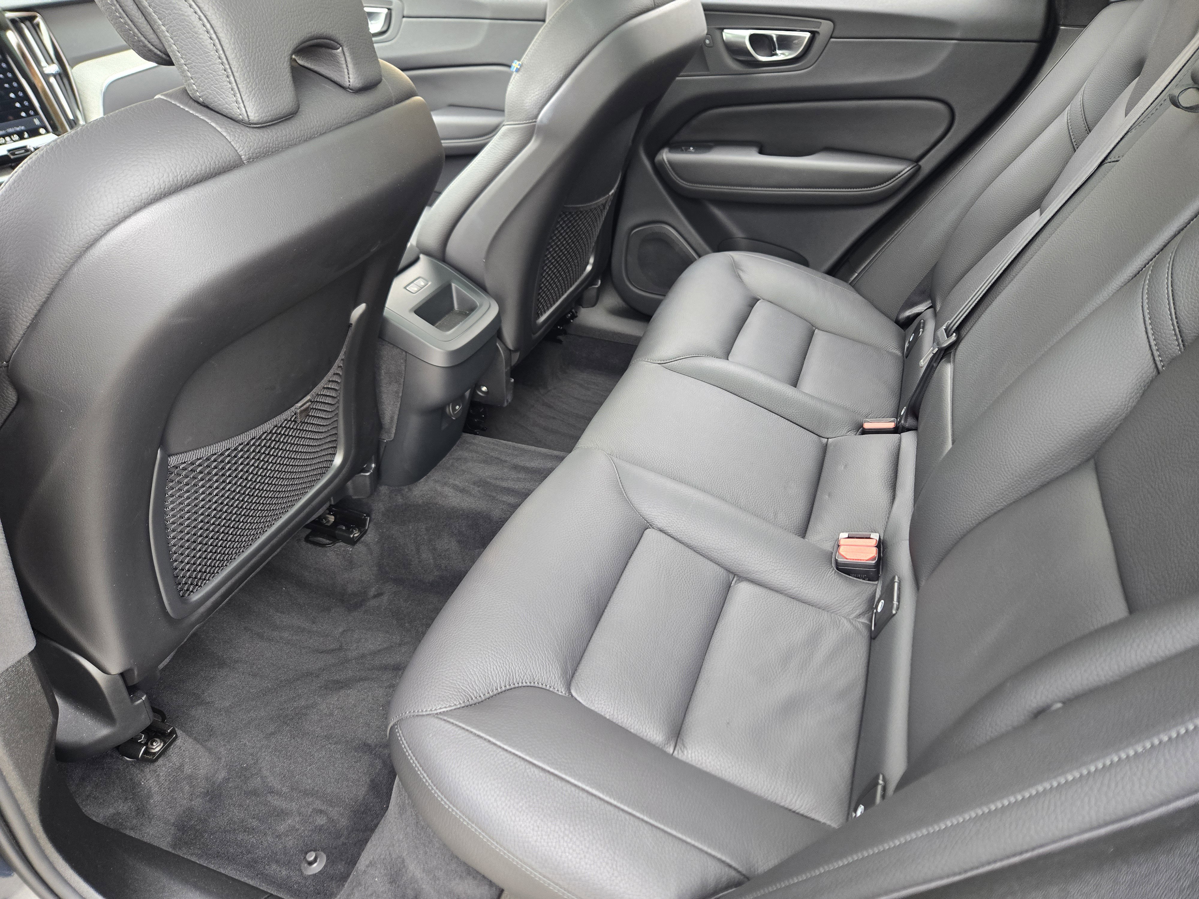 Used 2025 Volvo XC60 B5 Plus image 40