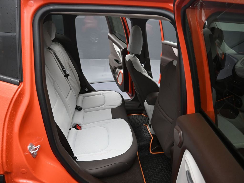 Used 2015 Jeep Renegade Latitude w/ Popular Equipment Group FWD image 26