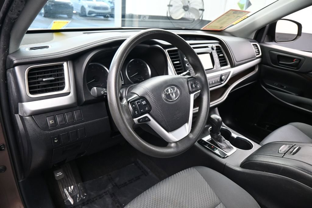 Used 2019 Toyota Highlander LE FWD image 10