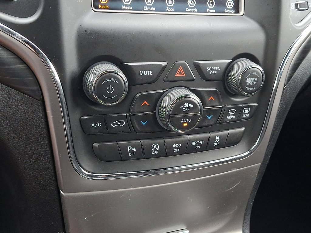 Used 2021 Jeep Grand Cherokee Laredo AWD/4WD image 27