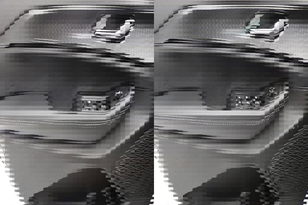 Used 2025 Jeep Grand Cherokee Altitude AWD/4WD image 14