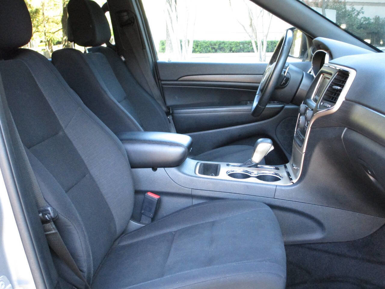 Used 2017 Jeep Grand Cherokee Laredo RWD image 10