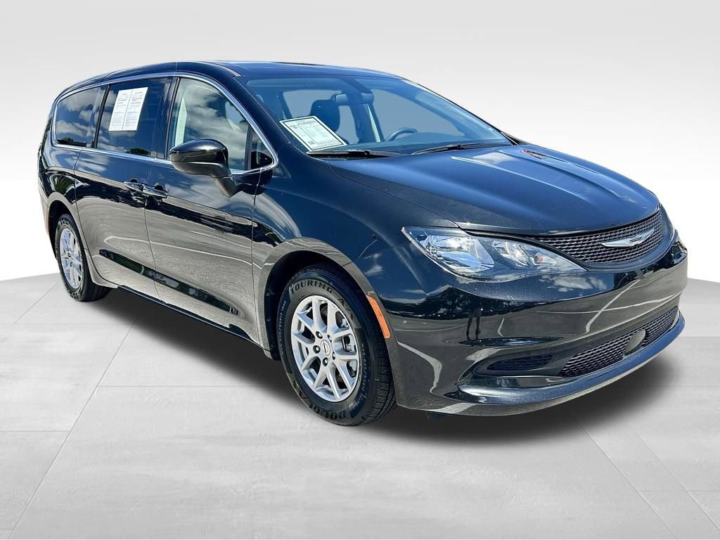 Used 2022 Chrysler Voyager LX FWD image 3