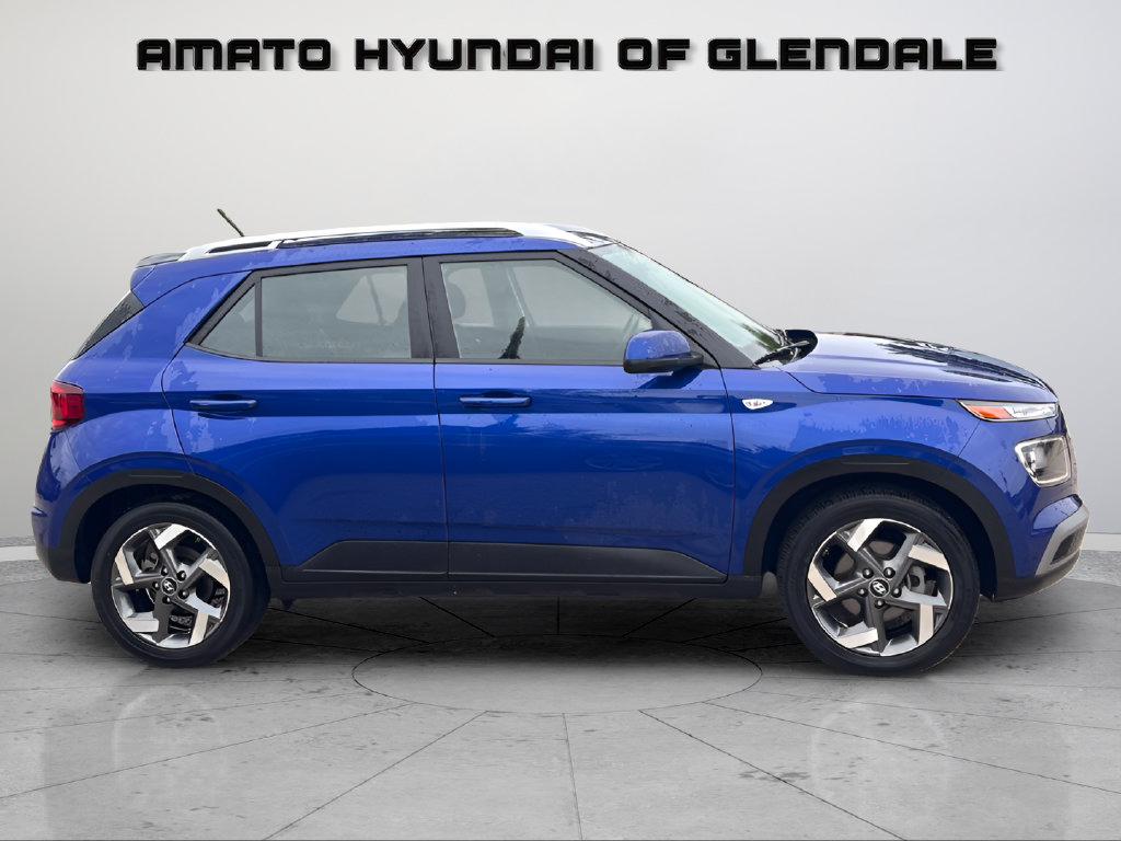 Certified 2025 Hyundai Venue SEL FWD image 4