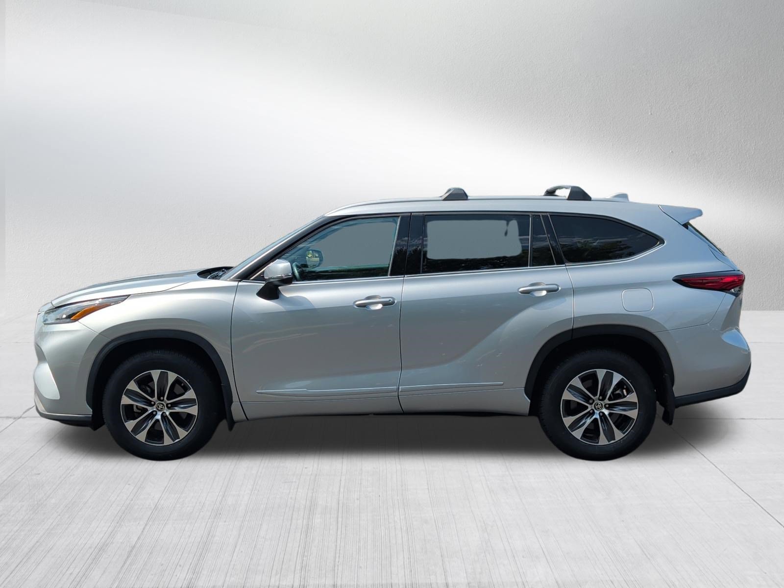 Used 2022 Toyota Highlander XLE AWD/4WD image 4