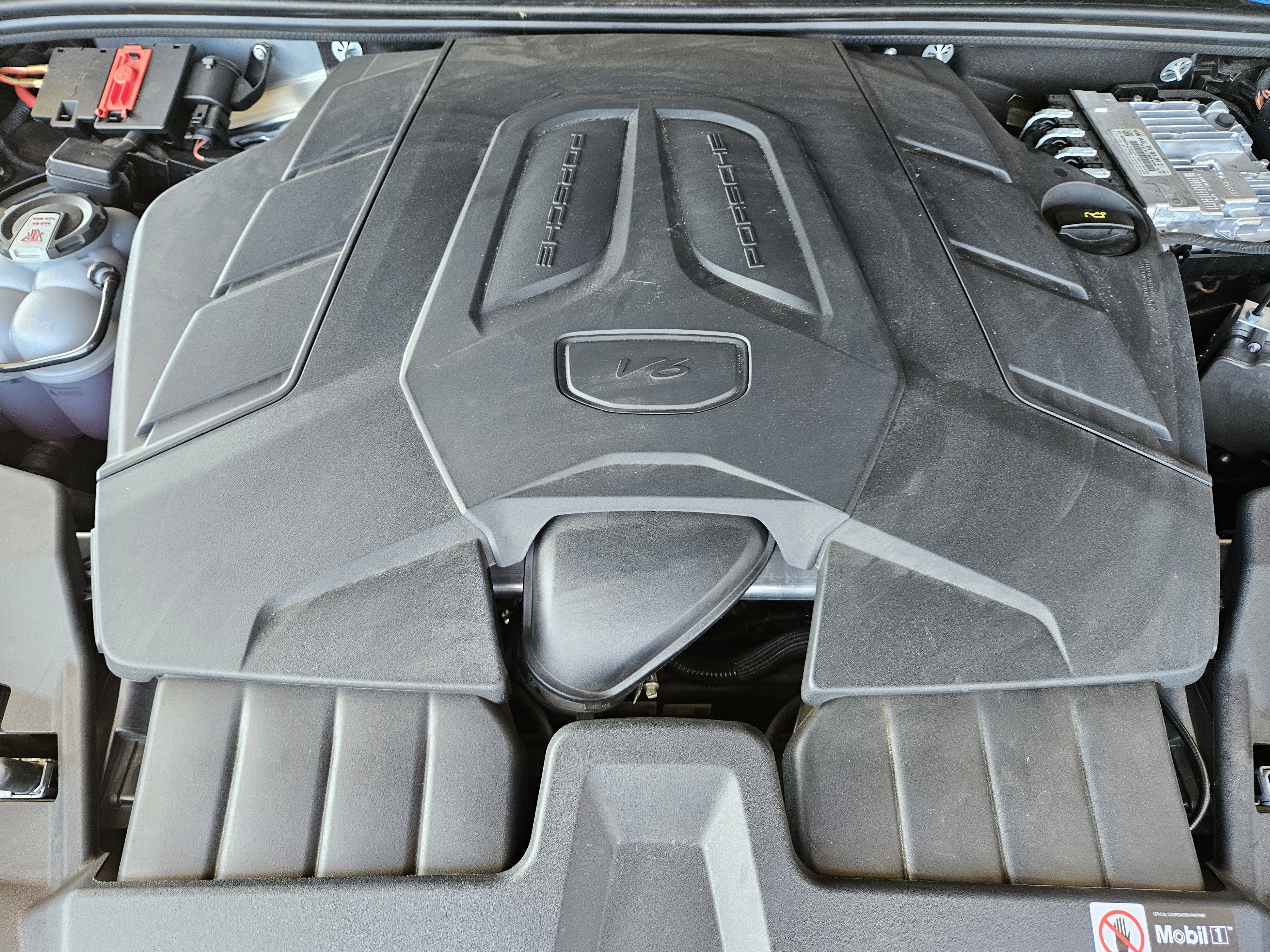 Certified 2025 Porsche Cayenne Coupe image 30