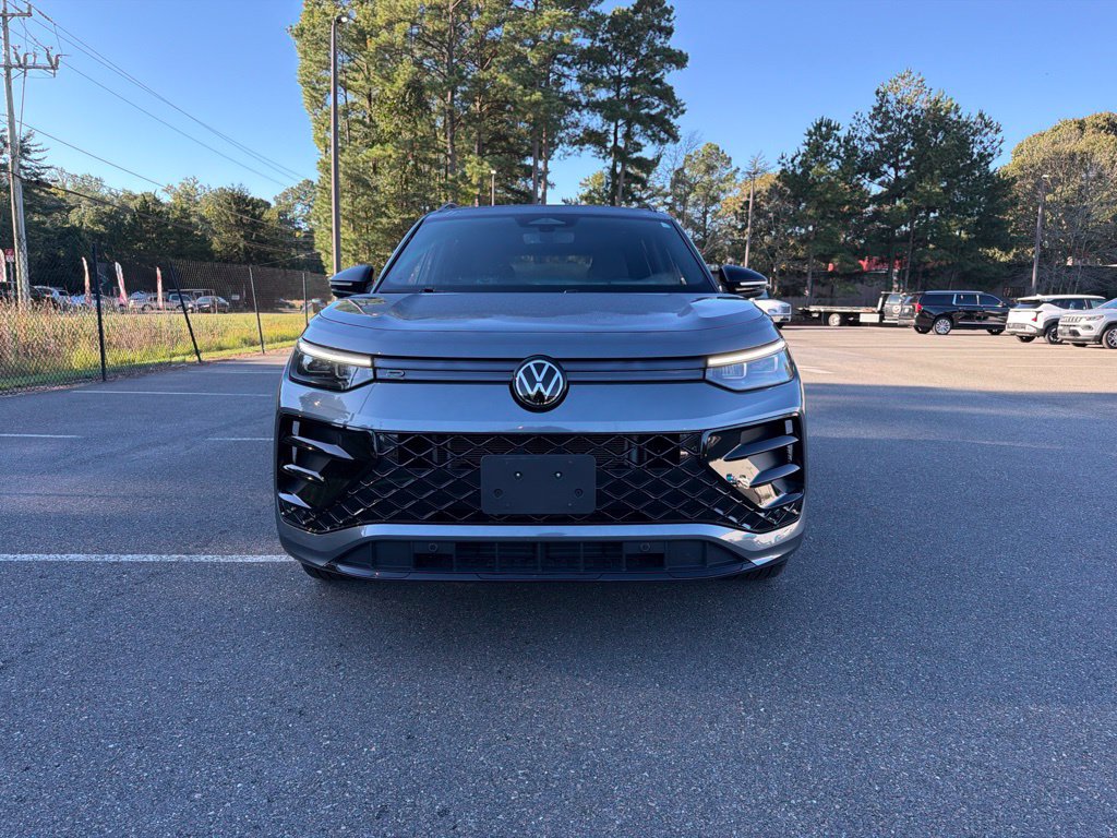 Used 2025 Volkswagen Tiguan SE R-Line AWD/4WD image 3
