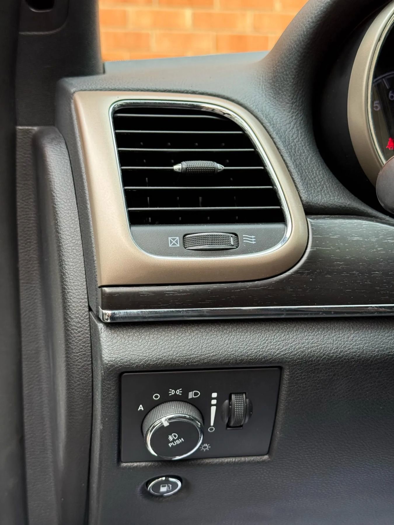 Used 2015 Jeep Grand Cherokee Overland w/ Advanced Technology Group image 27