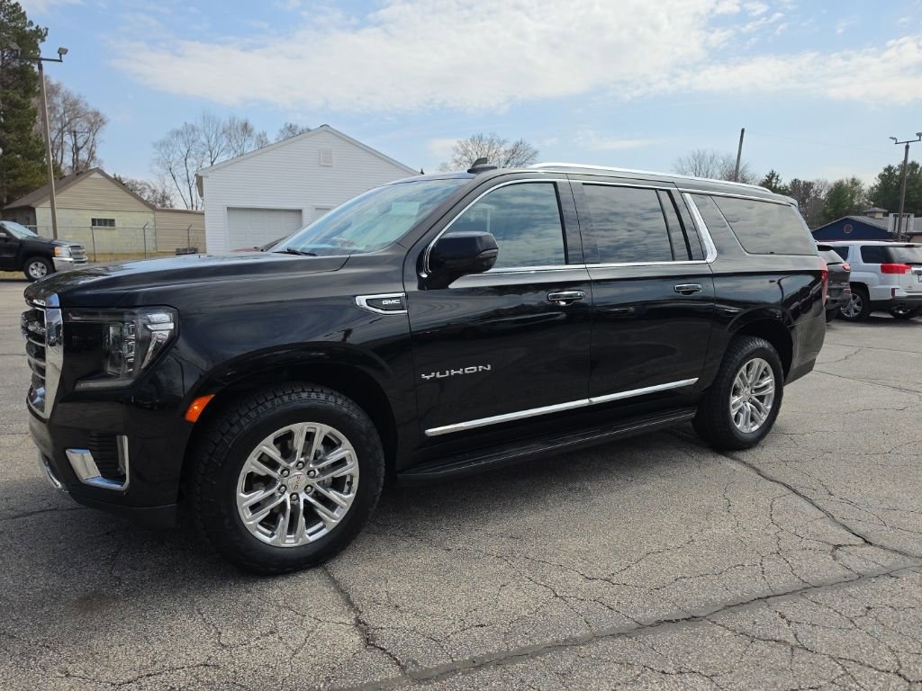 Used 2021 GMC Yukon XL SLT w/ SLT Premium Package image 3