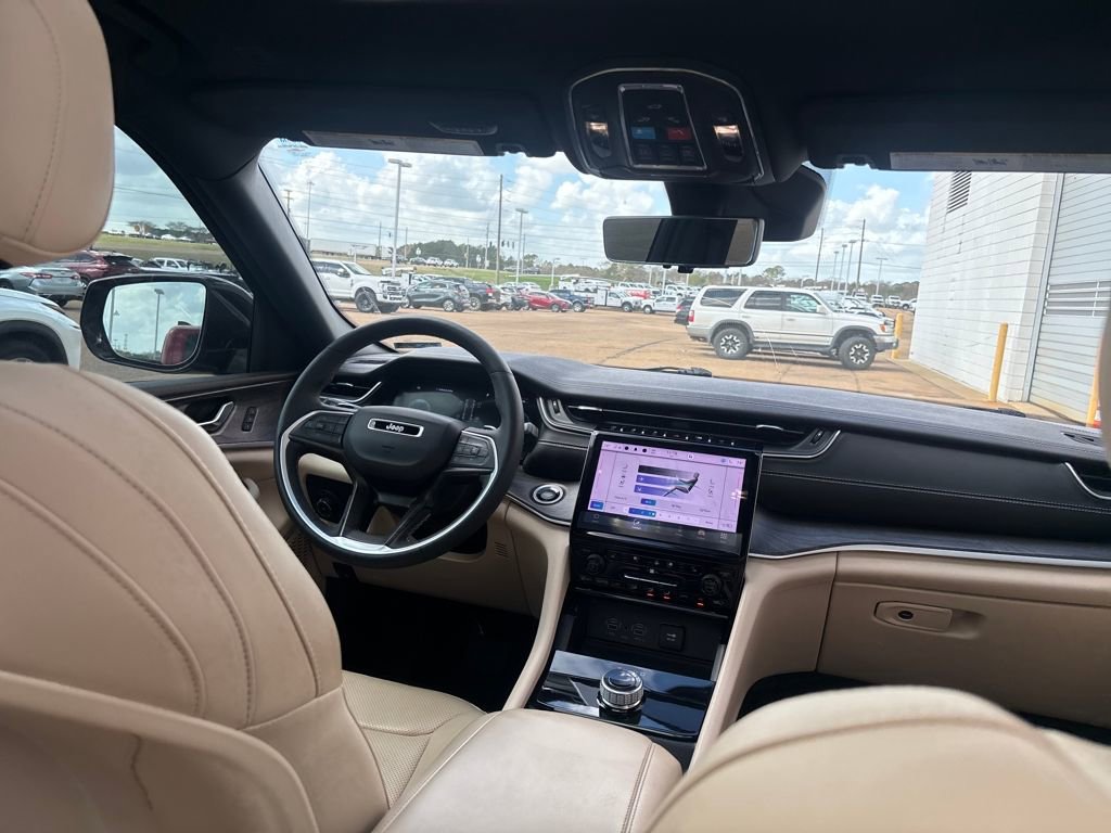 Used 2024 Jeep Grand Cherokee Limited w/ Luxury Tech Group II image 27