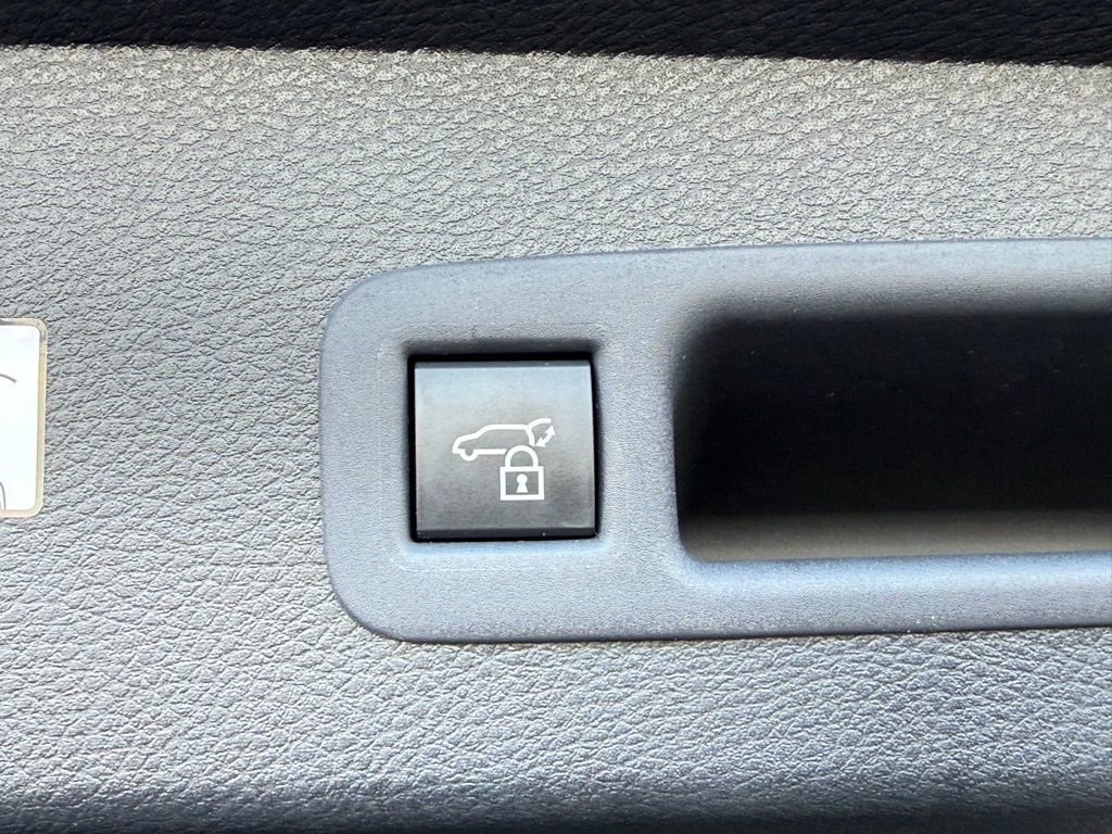 Certified 2025 Toyota Sienna XLE Woodland Edition image 17