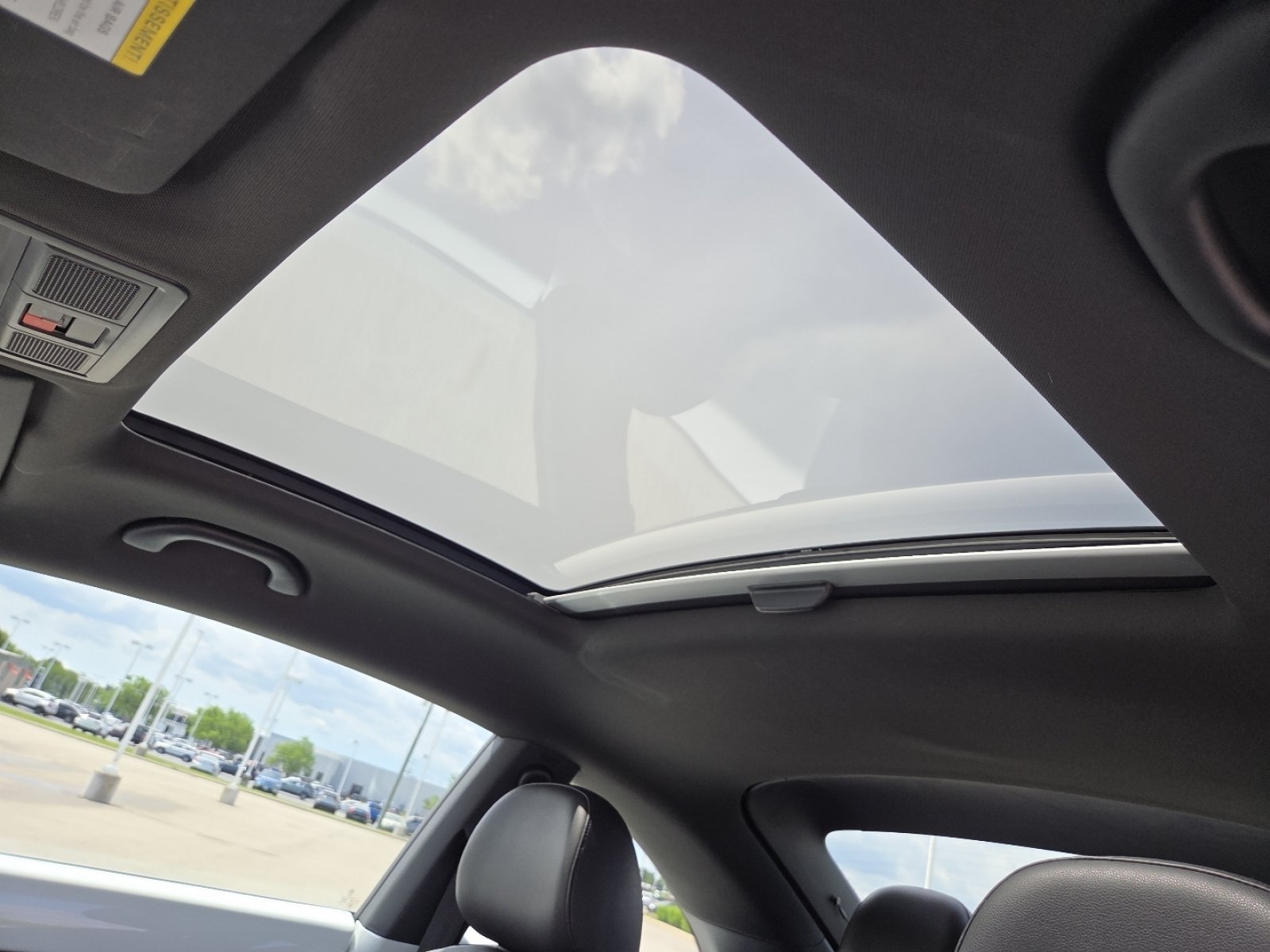 Used 2019 Volkswagen Beetle 2.0T SE FWD image 3