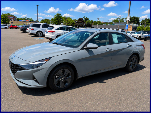 Used 2022 Hyundai Elantra SEL w/ Convenience Package FWD image 1