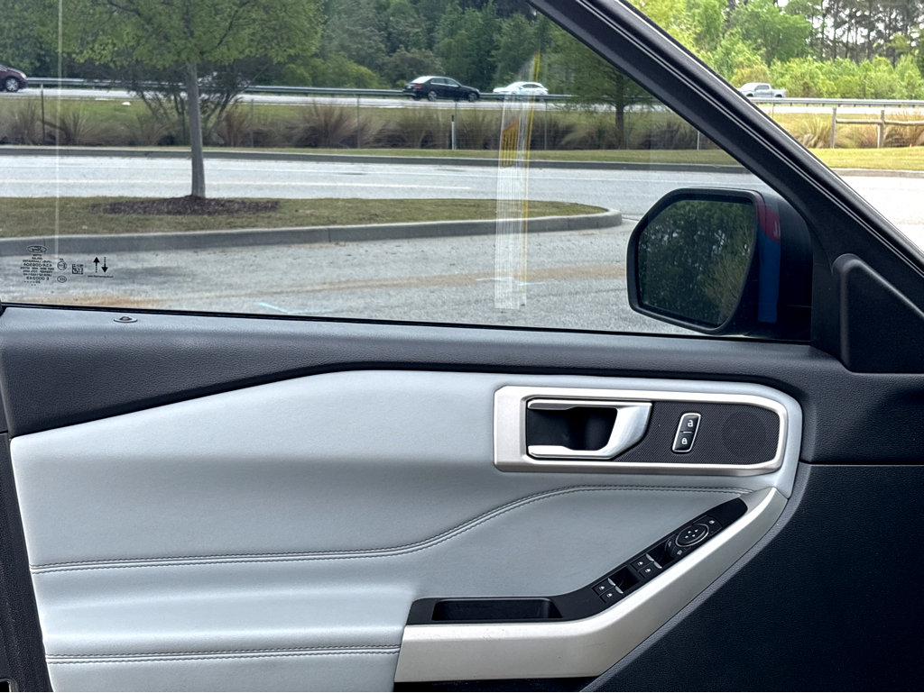 Used 2021 Ford Explorer XLT w/ Equipment Group 202A image 6