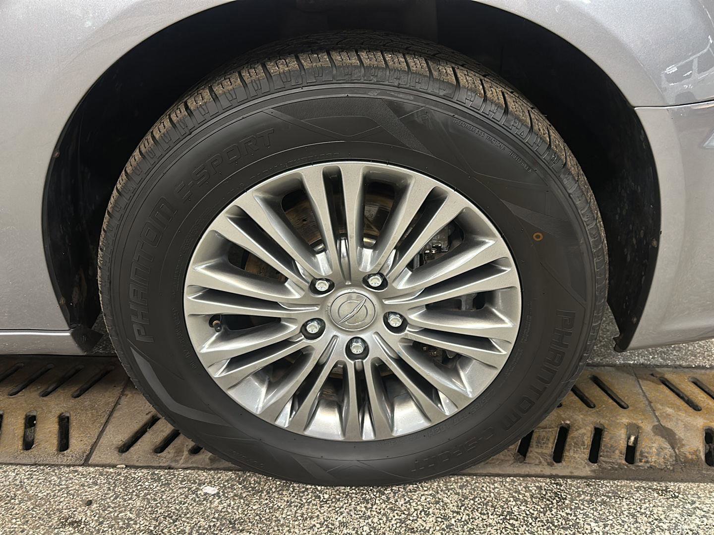 Used 2014 Chrysler Town & Country Touring-L w/ Driver Convenience Group image 10