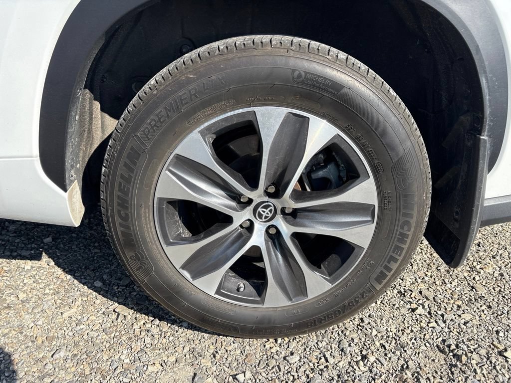 Used 2022 Toyota Highlander XLE AWD/4WD image 5