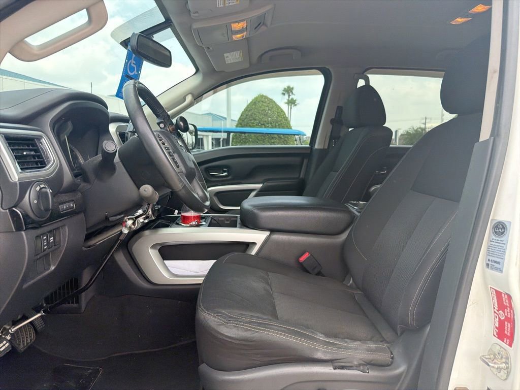 Used 2018 Nissan Titan SV w/ SV Convenience Package AWD/4WD image 10
