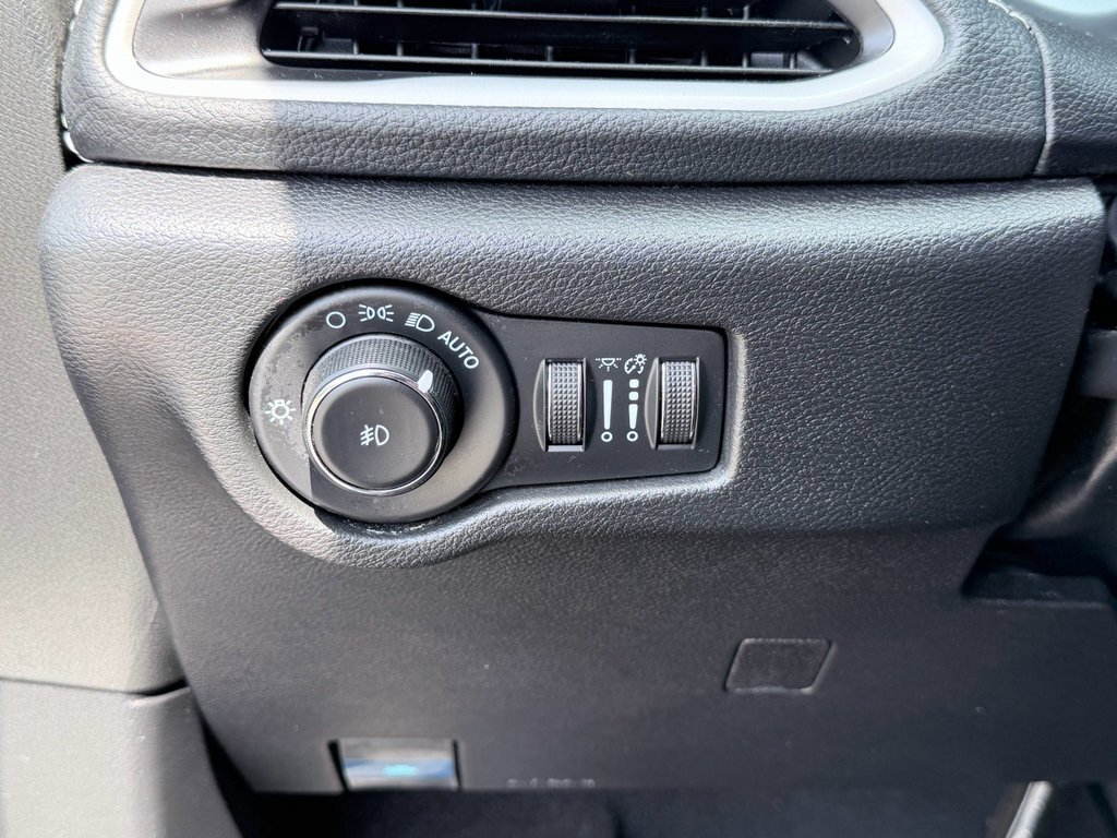 Used 2022 Chrysler Pacifica Touring FWD image 13
