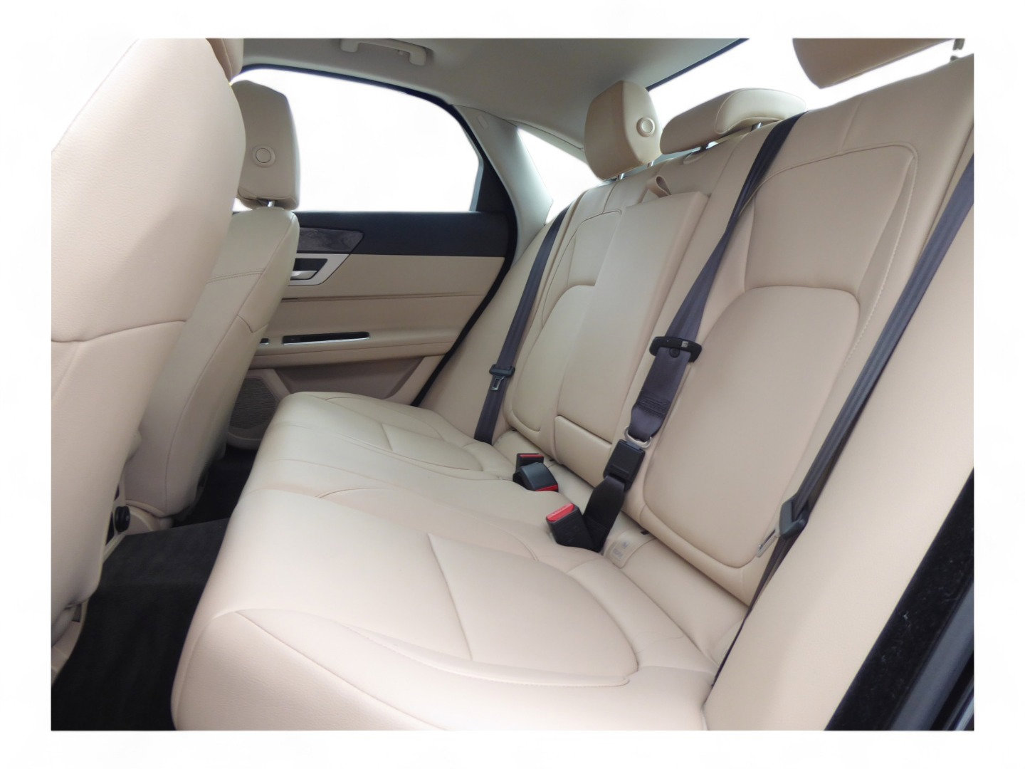 Used 2018 Jaguar XF Premium image 19