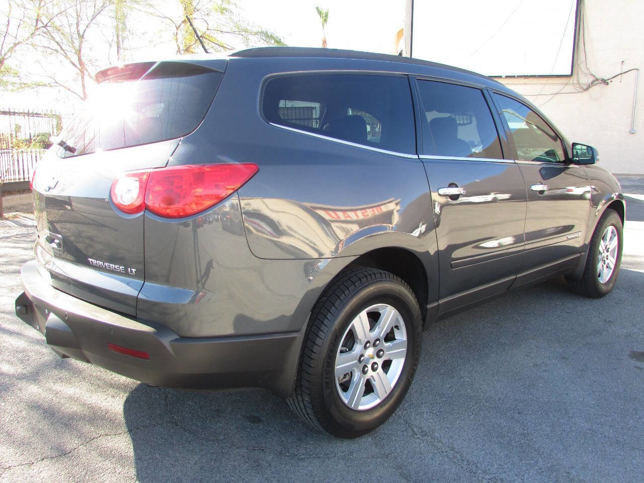 Used 2009 Chevrolet Traverse LT image 2