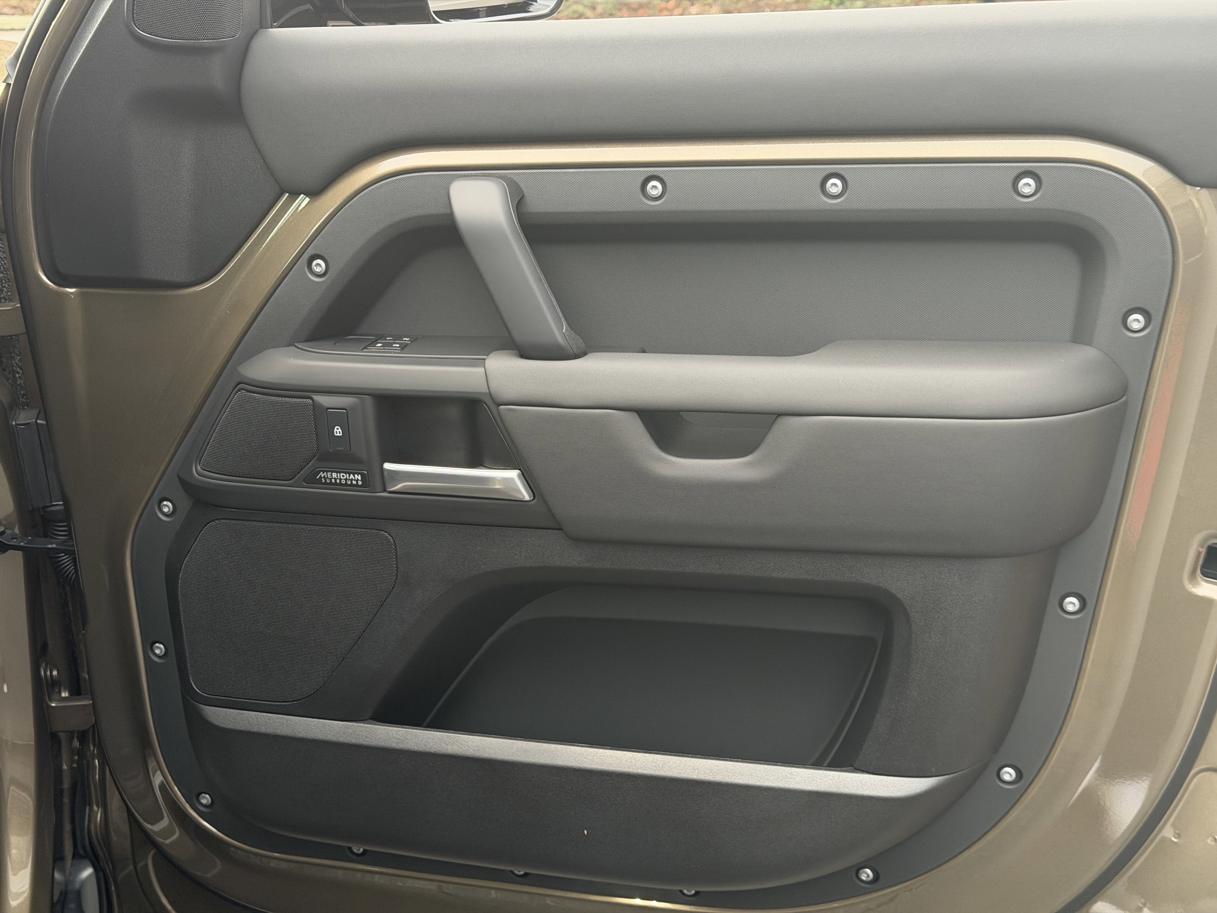 Certified 2025 Land Rover Defender 110 X-Dynamic SE image 9