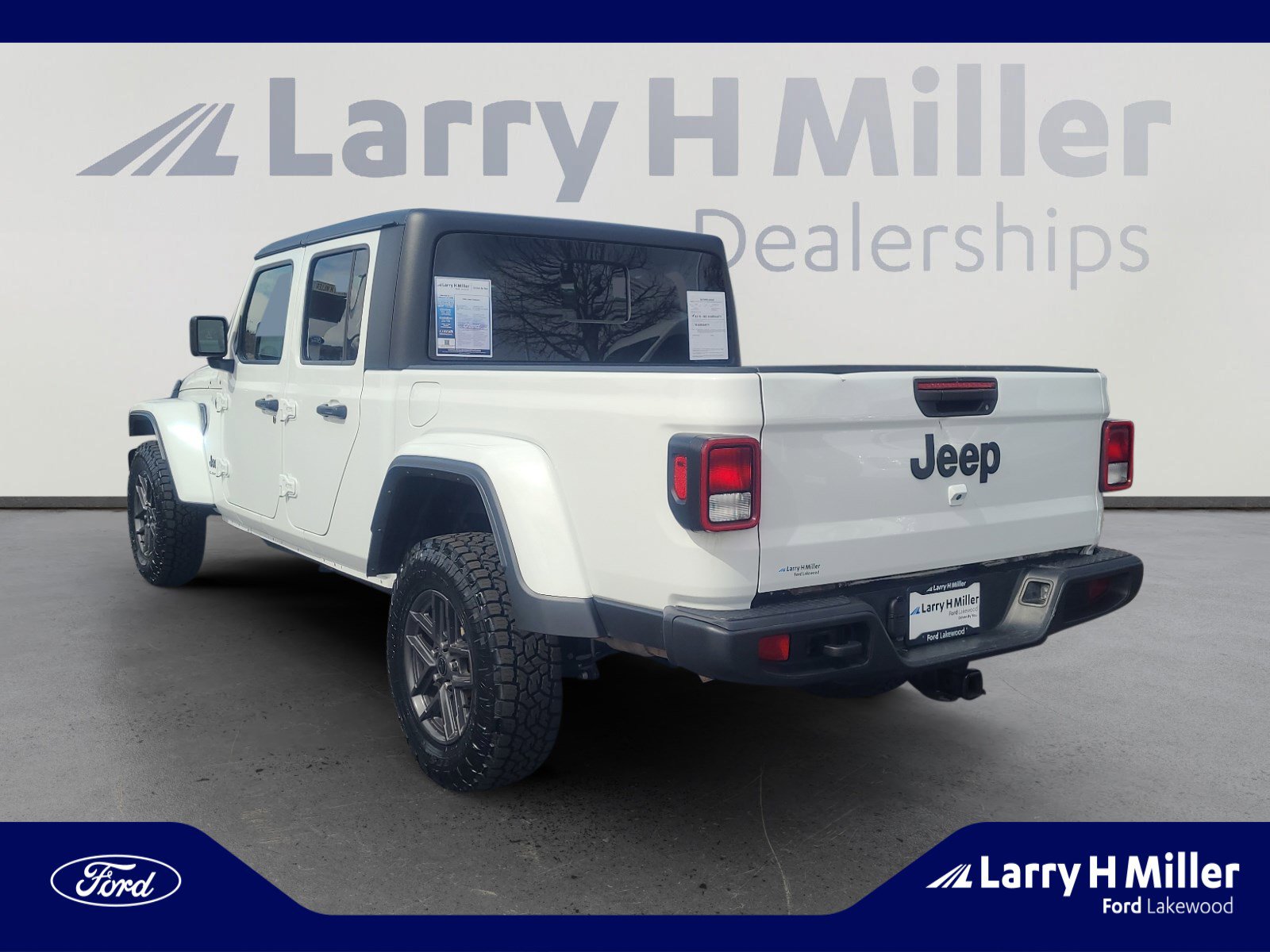 Used 2024 Jeep Gladiator Sport image 3