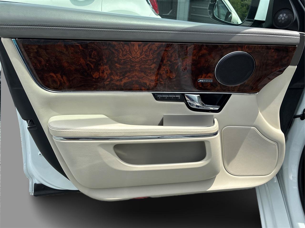 Used 2013 Jaguar XJ w/ Front Seat Comfort Pkg RWD image 24
