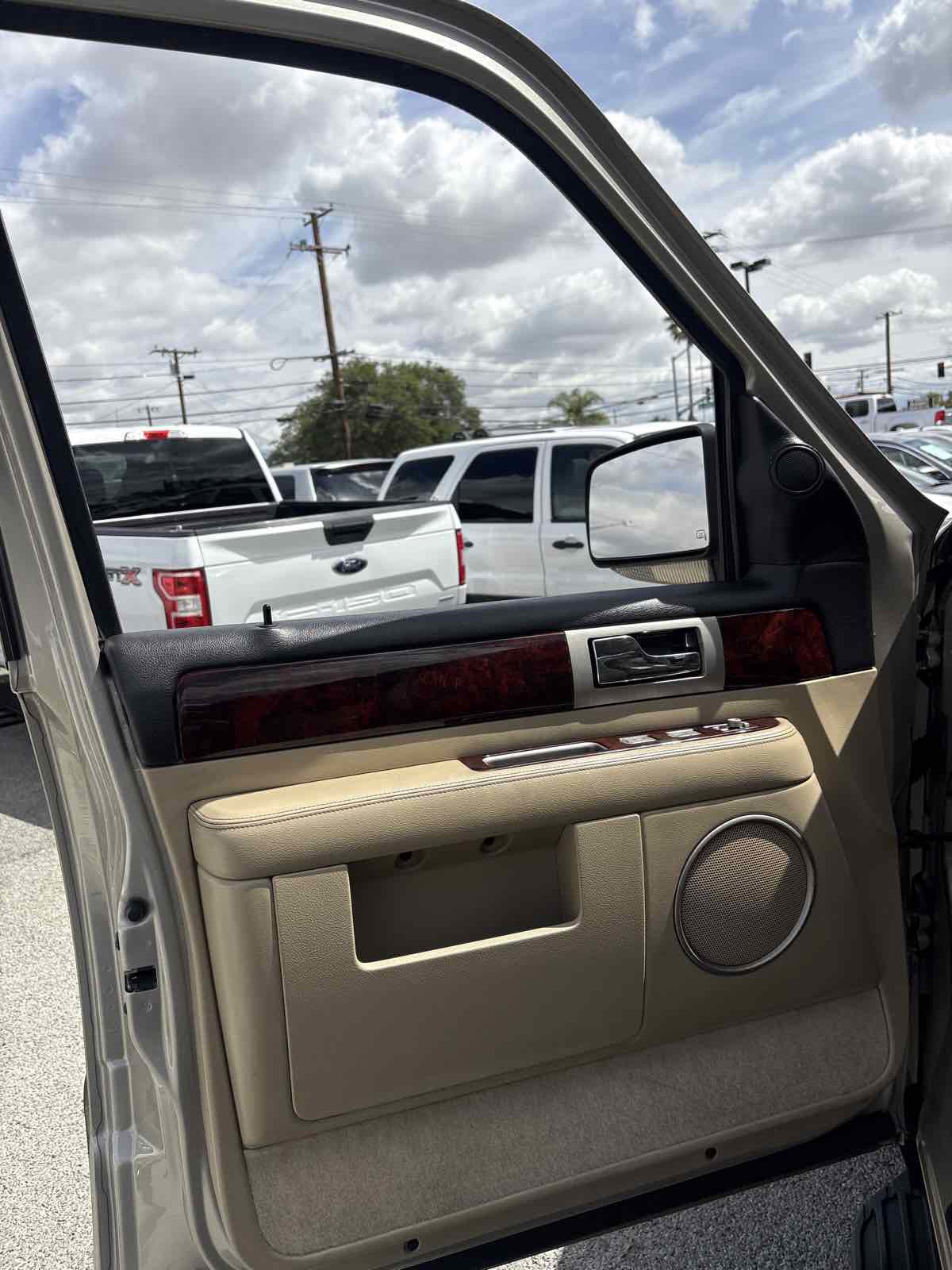 Used 2005 Lincoln Navigator Luxury RWD image 5