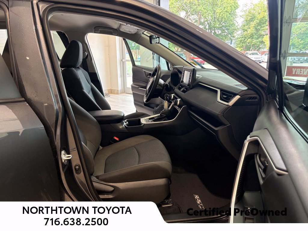 Used 2022 Toyota RAV4 LE w/ Carpet Mat Package (TMS) AWD/4WD image 19
