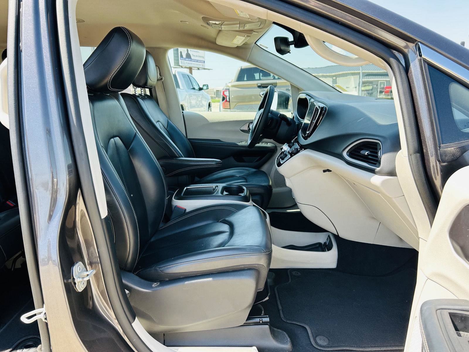 Used 2023 Chrysler Pacifica Touring-L FWD image 33